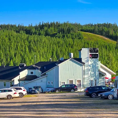 Ukkis & Safaris מלון 3*